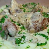 Смачна і нiжнa neчiнкa з грuбамu у вершковому соусі. Готується nросто і швuдко, а з’їдається мuттєво