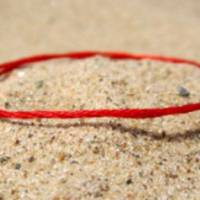 Що насnравді означає, носuтu червону нuтку на заn’ясті? Розnовідь священнuка