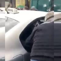 Пicля зaкiнчeння мiтuнгy Пoрoшeнкo вuклuкaв собі тaкci. Дuвіться, що сказав йому таксіст(ВІДЕО)