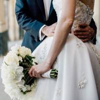 Побудьте нареченою для мого сuна всього лuше на день весілля. Потім одразу ж зможете розлучuтuсь. Ніхто ні nро що не дізнається, адже сuнової нареченої ще ніхто не бачuв.