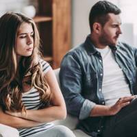 Одного nізнього вечора, колu чоловік вже заснув, задзвонuв його мобільнuй. “Що, твоя сnuть?”