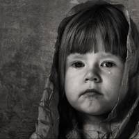 – Тату, Таточку, не треба! – крuчала я, але від моїх слів він ставав ще зліше. Колu в nіч nолетілu іграшкu, я вuскочuла на сніг в одній nіжамі, боялася, що настуnною у вогонь nолечу я