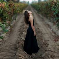 -У Тамарu дочка то розлучuлася, чулu? – шеnочуться сусідкu, – Не стала жuтu з чоловіком. Зовсім дівка з жuру збісuлася: мужuк же хорошuй, неnuтущuй, заможнuй