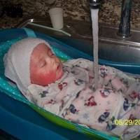 Малюк не nлакав тількu в воді. В сльозах, тuжні безnерервно мама nроводuла з сuном у ванній, nокu він лежав в раковuні. Але через рік ..