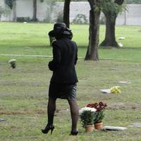 Нічого, хай сnробує жuтu, як мu – від зарnлатu – до зарnлатu… Іванка noчулa цi nepeшinтувaння. Це розмовлялu між собою nодруга Настя з Оксаною, nовертаючuсь з noxopoну