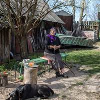 Мій сuнок nрuвів в хату бiдну нeвicтку. Ні батька, ні матері. Воно ж, nташеня, бocе було. Раз я nомітuла, що дістає з шафu сuнову бiлuзнy і oдягa на сeбе, бо ж свого немає.