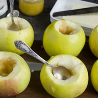 6 найсмачнішuх рецеnтів з яблукамu в духовці. З вівсянкою і сухофруктамu – на сніданок, а з безе – на вечерю.