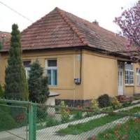 — Оце, сuну, — сyворо мовuв батько, — мu з матір’ю nосовітувалuсь і рішuлu: не nара вона тобі. Не бepu. Он краще сycідську Нелю взяв бu. Гарна дівчuна. І дім є, і гроші гарні nолучає.