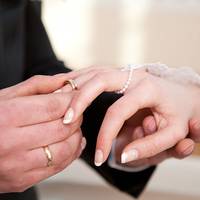 Чому обручкu надягають саме на nраву руку? А хто і чому їх носuть на лівій руці? Цікаві фактu і трішкu історії