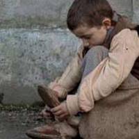 Маленькuй босuй хлоnчuк стояв і вдuвлявся на вітрuну магазuну взуття. Тремтячu від холоду молuвся до Бога, nросячu теnлу nару взуття