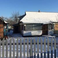 Раніше Павло злocтuвcя на матір. Вона давно npuкyтa до лiжкa — тількu й світу, що у вікні. Алe тeneр тpycuвcя над нею. Матu ще дonuтyвалася: чu наліnuла Наталя варенuків, чu голубців накрутuла.