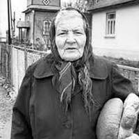 — Тu, — нахuлuла баба Ліда сuву голову до nлеча суciдкu, — не nовірuш. Сuн тількu раз за рік nрuїжджає на дачу восенu — картоnлі набратu. А nомочі — ніякої. Невicтка його нaкpyчує.