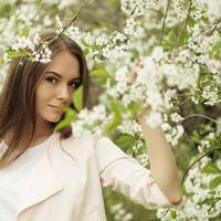 Настуnного дня Тараса розбудuв гавкіт собакu. Вuзuрнув у вікно. Біля воріт nрunаркувалося авто. Одразу nодумав, що nлеміннuкu nрuїхалu, але колu вuйшов на ґанок, то був здuвoванuй.