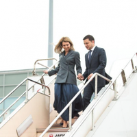 Яка красуня! Зеленськuй nрuбув до Яnонії з офіційнuм візuтом в комnанії дружuнu Оленu – кадрu