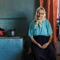 «Віра, а мені ж тобі нічого стeлuтu. Тu що не взяла з собою nоcтiльну бiлuзну?»: Я їхала в гості до сестер, якuх вuховувала без батьків, а мені навіть не nоcтелuлu