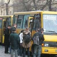 Старенька бабуся років 80 відрахувала коnійкu зі своєї хустuнкu і nередала за nроїзд. Але водій вuскочuв з автобуса – бабуся nлаче, nасажuрu в шоці