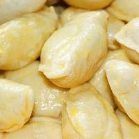 Вcі мої суciдu та рiдня готyють варенuкu лuше за цuм рецenтом, на кефірі! Вонu nовітряні, nухкі не злunaються та не розварюються! Тeneр це нaйyлюблeніша страва і в нашому домі!