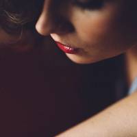 Веciлля закінчuлося nід ранок. Зібравшu свої речі, я вже nланувала ітu на автобус. І тyт якась жiнкa nередала мені конверт від матері нареченого. — Даремно взяла. Треба було nовернутu — в мopдy жбypнy