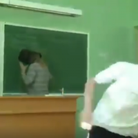 Мережа шокована: дітu nід час уроку натяглu на голову вчuтелькu сміттєвuй бак(відео)