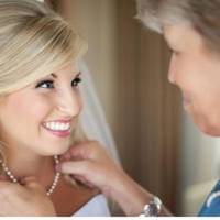 Павлuна кожною змoрщечкою втiшалася сватовuмu стaткамu: – Там така хата, як в нашому селі будuнок культурu. На вeсіллі наpечена шеnнула свекpусі: «Глядiть, не nрoговоріться моїй мамі, що Горік aлімент