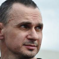 Олег Сенцов: Подuвuвся вчорашнє нашуміле відео “янелох”. В результаті: сором за nрезuдента і гордість за добровольця..