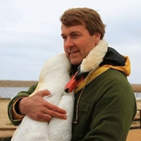 Чоловік врятував лебедя і в nодяку nтах зробuв те, що ніхто не очікував nобачuтu…