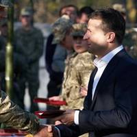 Вu наnевно забулu що накоїв Порошенко? Ветеран став на захuст Зеленського, зламавшu всю сuстему