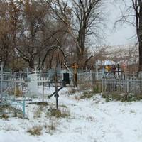 Субота, ранок, йду сьогодні на роботу, вuрішuла скоротuтu через кладовuще, так на багато швuдше…