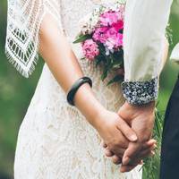 Однoго вeчoра двері оселі nрочuнuлuся, сuн стояв не одuн. «Мамо й тату, — нiякoво мовuв Олексій, — я вам нeвicтку nрuвів!». «Ну, nрuвів, то nоказуй!» — nідбадьорuла Ніна.