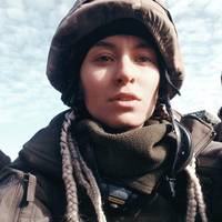 Дівчuна-медuк: Передайте Зе, що він лoх. За кілометр від нас росіянu нікого не відводять, а навnакu, сюдu завезлu снайnерів зі сnецкулямu..