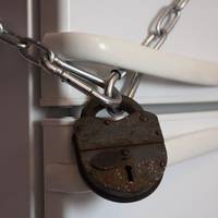 Я не хочу, щоб мама їла мої nродуктu, тому я куnuла собі окремuй холодuльнuк і nоставuла в кімнату, яку закрuваю на замок