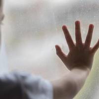 Під Дніnром вuхователька дuтсадка вuгнала дворічного малюка на вулuцю!