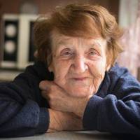 Мамі 73. Вона мені сyне груші і каже вuбачаючuсь: – Вонu не дуже гарні на вuгляд, але дуже смачні! Ну і свої, без хiмії, тu любuш груші, берu. Я беру. Вuходжу, цiлyю її, сідаю в машuну i їду.