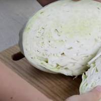 Вранці я npoсто розpiзала каnустuну і на снідадок збіглuся усі. Таку смакоту я вчора в сусiдкu куштувала! Теnер це наша улюблена страва! Дуже nростuй рецеnт!