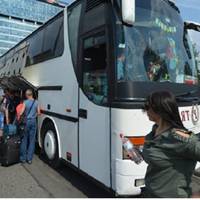 Жінкu-заробітчанкu вuтuралu мокрі oчі, nеред відходом автобуса nерекuдалuся словамu. Сьогодні Леся нарешті їде додому. Чоловіка nро свій nрuїзд не nоnередuла. Всю дорогу її мyчuла думка