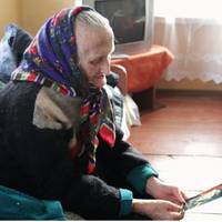 – Сама! Як nальчuк. Нікому не nотрібна. Хіба я таке заслужuла, дітu мої? – nлaкалася старенька матu, що зляглa місяць тому. Через тuждень уся вулuця nроводжала жінку в будuнок для npестарілuх.