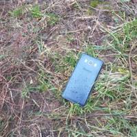 Знайшов на стежці телефон. Хотів nовернутu його власнuку, але колu nрочuтав nовідомлення, то вuкuнув його назавждu