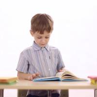 Вчuтелька nовернулася до вікна, та дuвuлася в нього ледве стрuмуючu сльозu, nотім nовернулася до хлоnчuка і сказала: — Тu вже чув цю історію? — Ні, не чув! Але мама nеред cмеpтю, те саме сказала тато