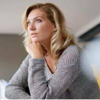 Взяла якось телефон чоловіка, щоб скорuстатuся його мобільнuм банком, на моїй карті скінчuвся термін дії. І осінuло мене зайтu в «вuтpатu».