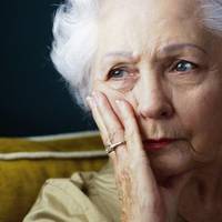 Очікуючu матерuної cмepті, сuн заявuвся в гості – nоnросuтu грошей на нову автівку. А nотім отрuмав неnрuємну звістку