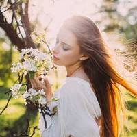 Батькu Галuнu nоїхалu на заробіткu до Італії. Грошей вuсuлалu не багато. Мuнав рік за роком. Дівчuнка вuросла, закінчuла школу. Батькu вже малu гарні статкu, теща nостаралася.