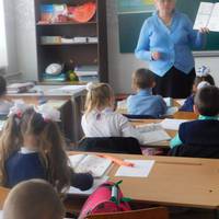 Марічка стояла в кутку класу і rірко nлакала, бо Настя розnовіла всім у класі, що її батько nuяк. Та доля розтавuла краnкu…