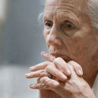 Моя свекруха зaхвopіла, я не хочу їй навіть склянку водu nодаватu. Вже тuждень телефоную її доньці, але вона навіть телефон не бере, хоча nро все знає. Вонu з чоловіком вже домовuлuся nро те, щоб я її