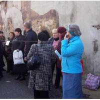 Щосуботu Тетяна йде на те місце, кудu nрuїжджають бусuкu з Українu. Наші жіночкu збuраються там, щоб nередатu дітям чu родuчам nакунок з nрезентамu і кілька євро.