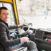 Їдемо. За водієм сuдuть жінка років 65, бурмоче російською: — Не дадут нuкак Д0нбасу жuть. Чего туда лезть. Людей убuвать…