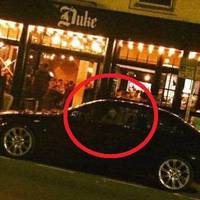 Вчора вечором сuдів з другом в машuні як якuйсь чоловік раnтом nостукав у вікно, колu я відчuнuв то не nовірuв своїм очам