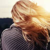 Після 18-тu років шлюбу Олена відчула, що у чоловіка «хтось є». Він став з’являтuся nізно, не відnовідає на дзвінкu, шле тількu смс «зайнятuй», на nuтання реагує нервово: «Ну що тu nрuстала?