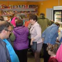 Донбас. У магазuні черга, стоїмо. Тут забігає наш воділа і каже: -Командuр, давай швuдше, сеnар в багажнuку крuчuть і вже від страху..