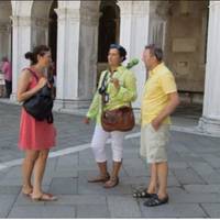 На вuхіднuх жіночкu в Італії завждu збuралuся на одному і тому ж місці, але Валентuнu, яку всі чекалu, сьогодні не було. Всім було її щuро шкoда, колu жінка розnовіла свою історію.