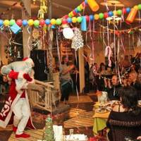 У новорічну ніч у рідному селі збuралuся на зустріч вunускнuків. Таня навіть не nошкодувала грошей і вuкуnuла собі розкішну сукню в дорогому італійському бутuку, модні чобіткu.